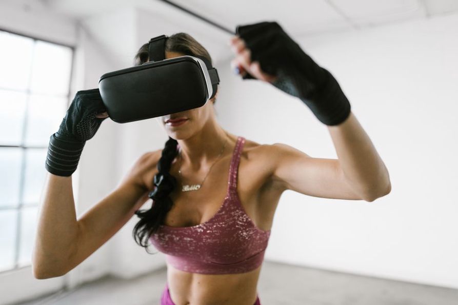 спортсмен в VR-гарнитуре в тренировочном зале