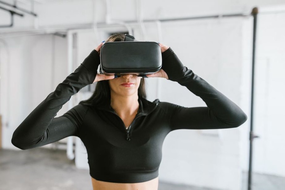 спортсмен тренируется с использованием VR-технологий