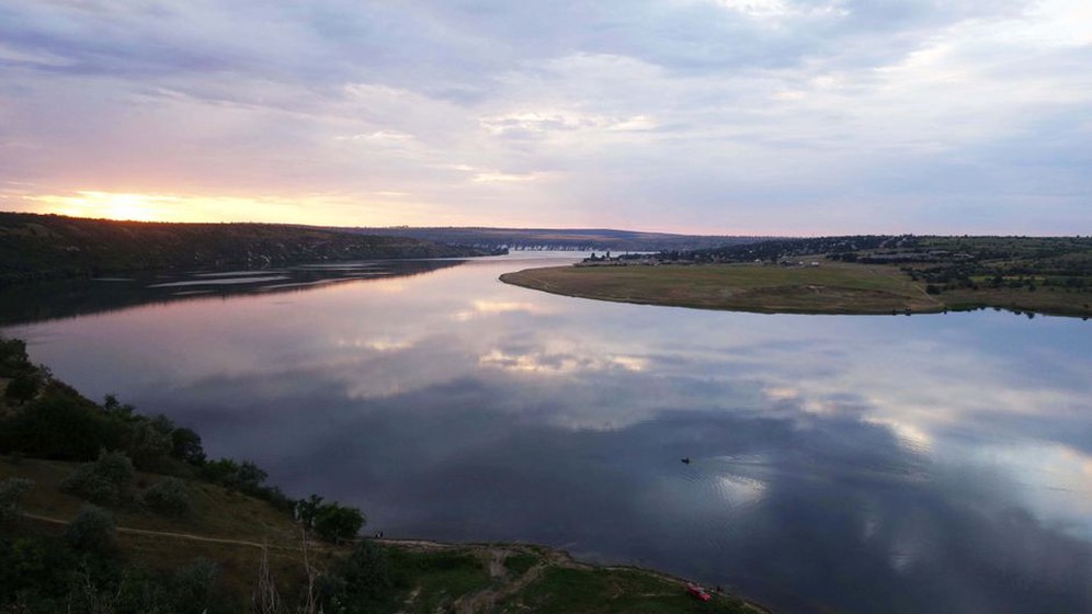 гребцы на каноэ проводят тренировку на спокойной воде