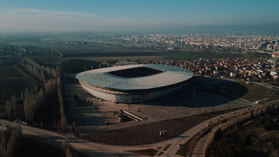 современный футбольный стадион с высоты