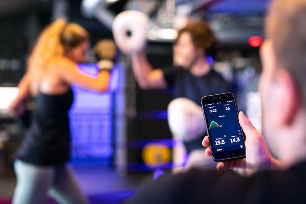 спортсмены обсуждают данные на планшете