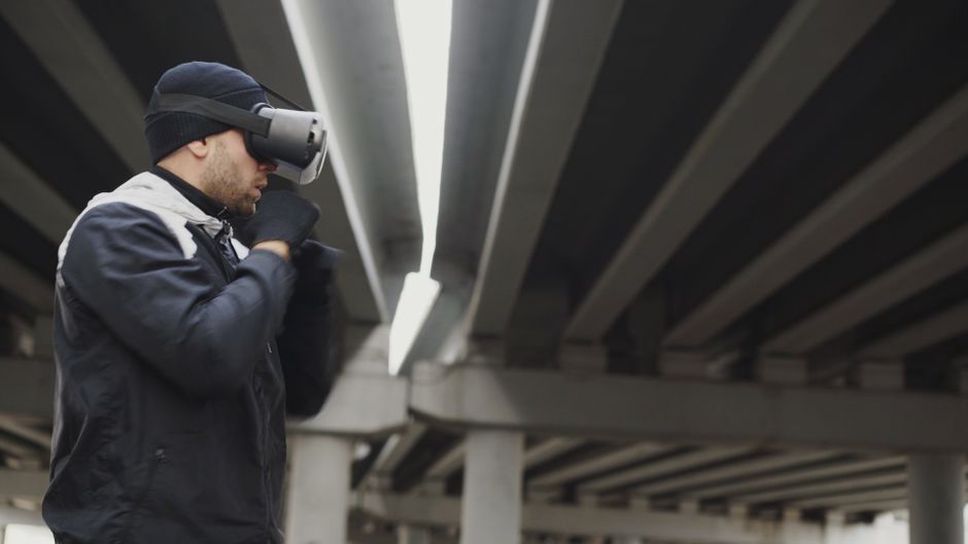 спортсмен отрабатывает игровой эпизод в VR-гарнитуре