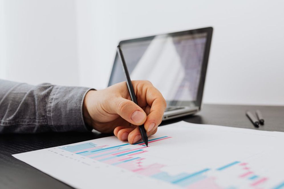 Редактор сверяет заметки с текстом о матче